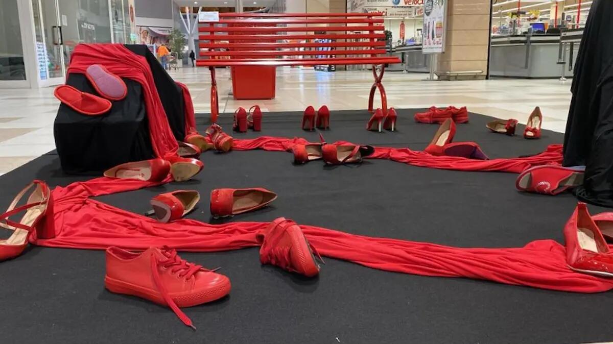 Una panchina rossa al Centro commerciale Panorama di Villorba -