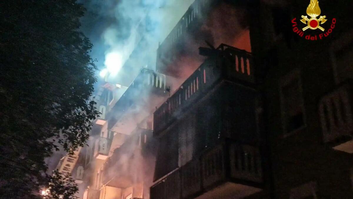 Incendio nella palazzina: oltre 20 persone intossicate, evacuati 18 appartamenti e 60 persone - 