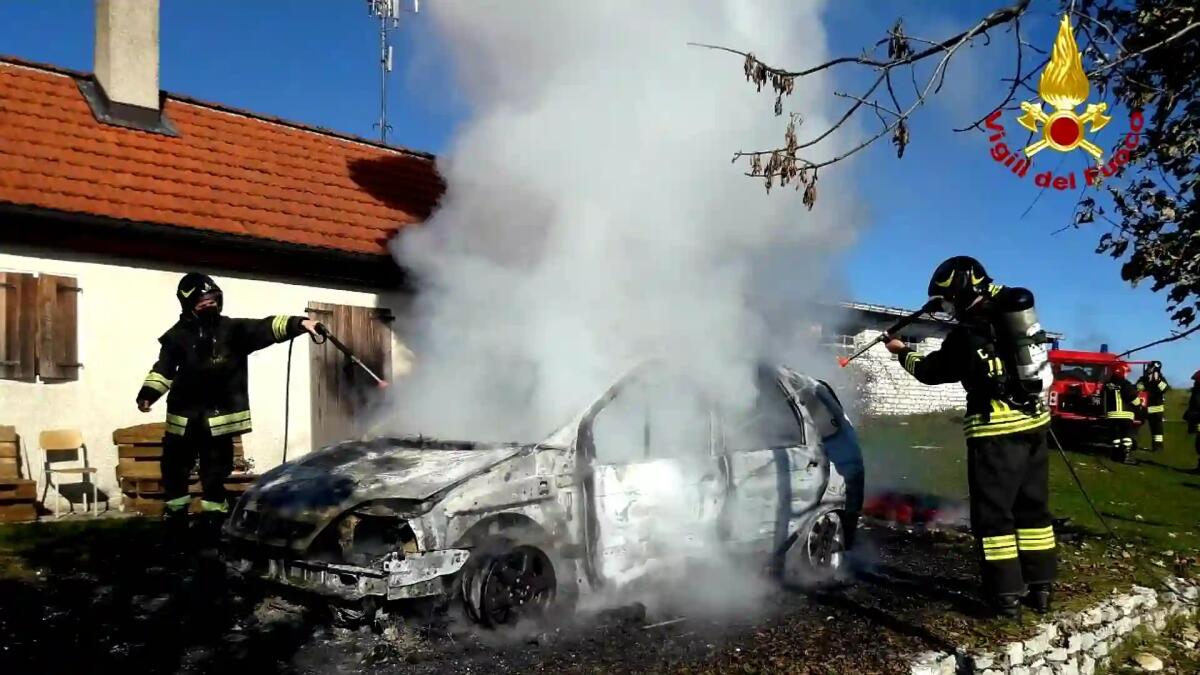 Renault Scenic improvvisamente a fuoco: auto distrutta - 