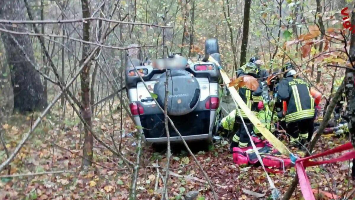 Sbanda con l'auto e finisce nella scarpata nel bosco: grave il conducente -
