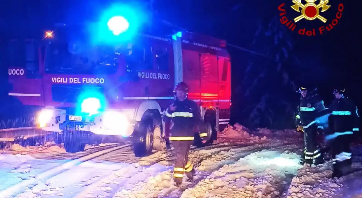 Arsiero, auto bloccata dalla neve: liberata dai vigili del fuoco - 