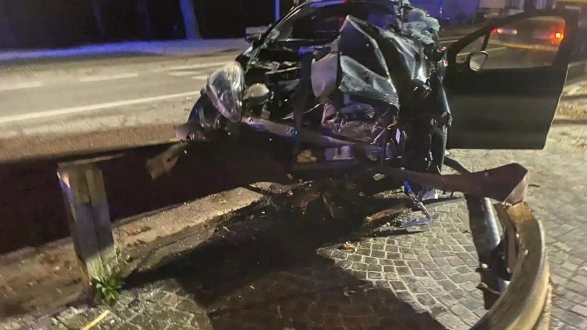 Perde il controllo dell'auto e piomba contro il guardrail: grave una donna - 