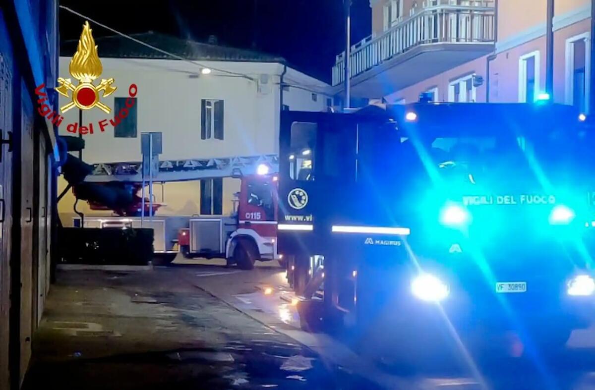 L'incendio in appartamento nella notte, la cucina avvolta dalle fiamme - 