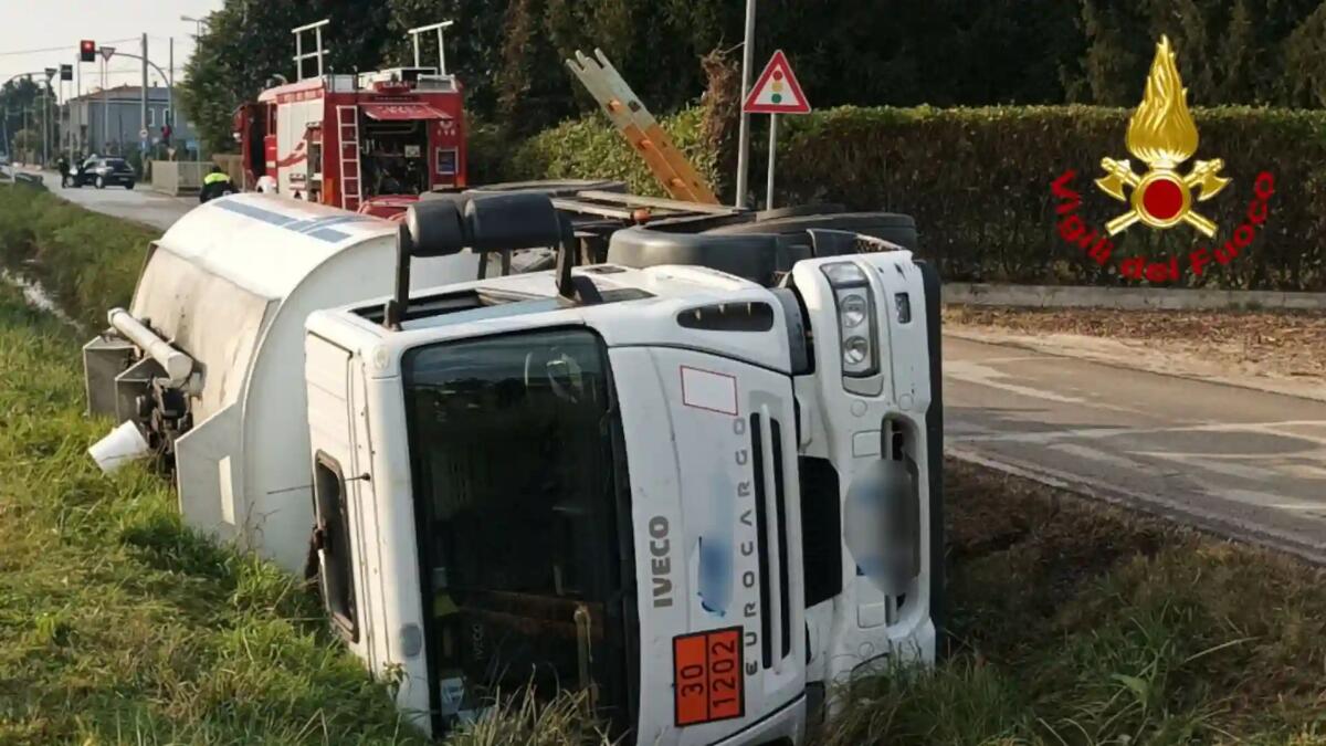 Autocisterna con oltre 11mila litri di gasolio si rovescia in un fossato - 