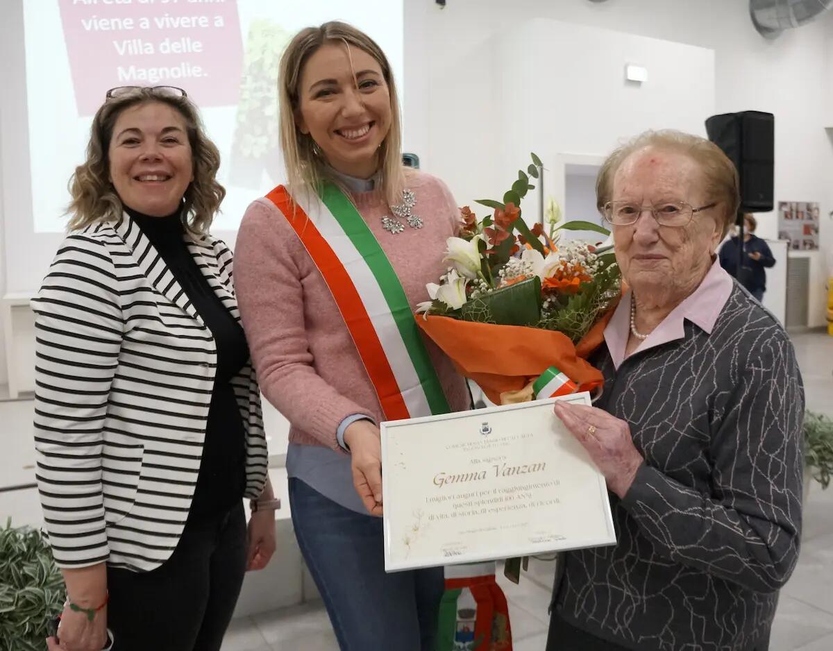 Compie 100 anni e durante la festa al Centro Servizi chiede 1 minuto di "rumore" contro i femminicidi  - 