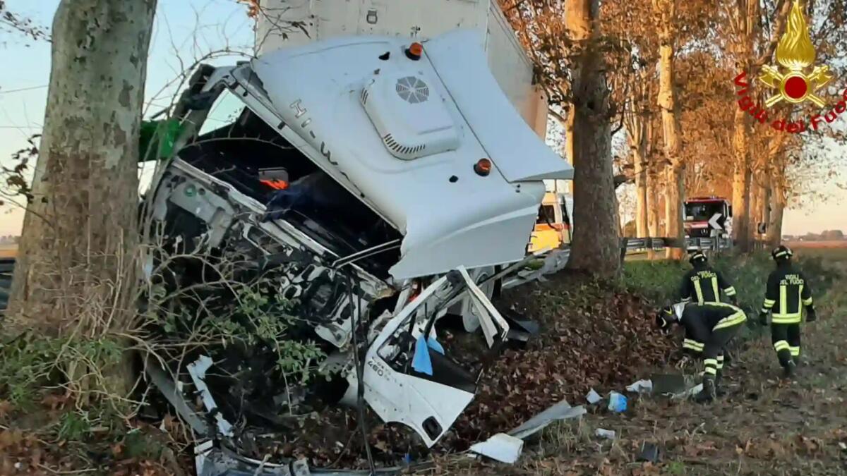 Scontro sulla Jesolana tra furgone e camion finito contro un albero: due feriti -