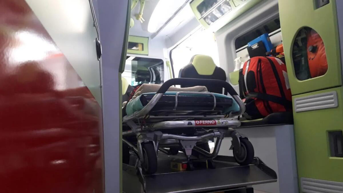 Tragedia a Trieste, sfonda una porta di vetro e si recide un'arteria: morto 30enne - 