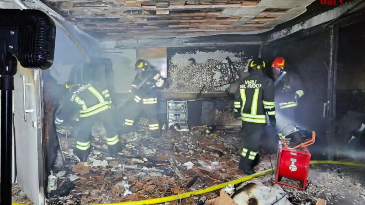 Incendio in appartamento nella notte: due persone intossicate -