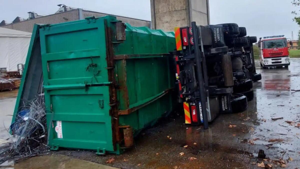 Camion si ribalta durante le operazioni di carico: ferito l'autista - 