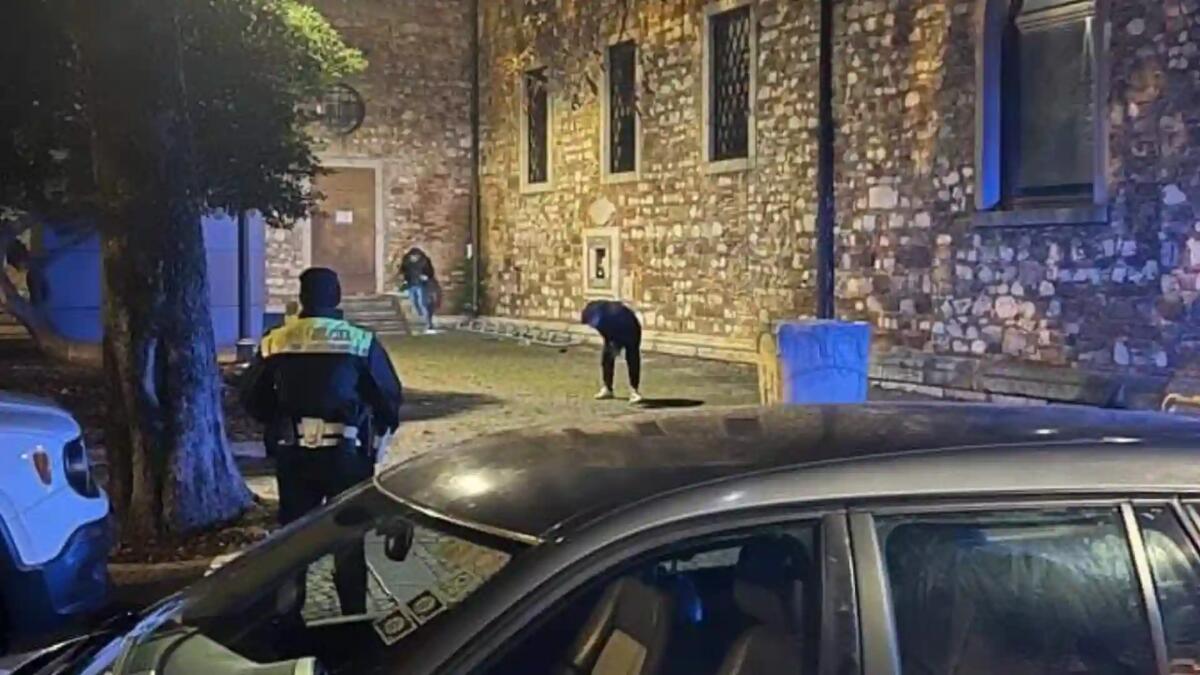 Udine. Straniero ubriaco molesta una ragazza, poi spinto a terra cade con il viso sui cocci di vetro - 