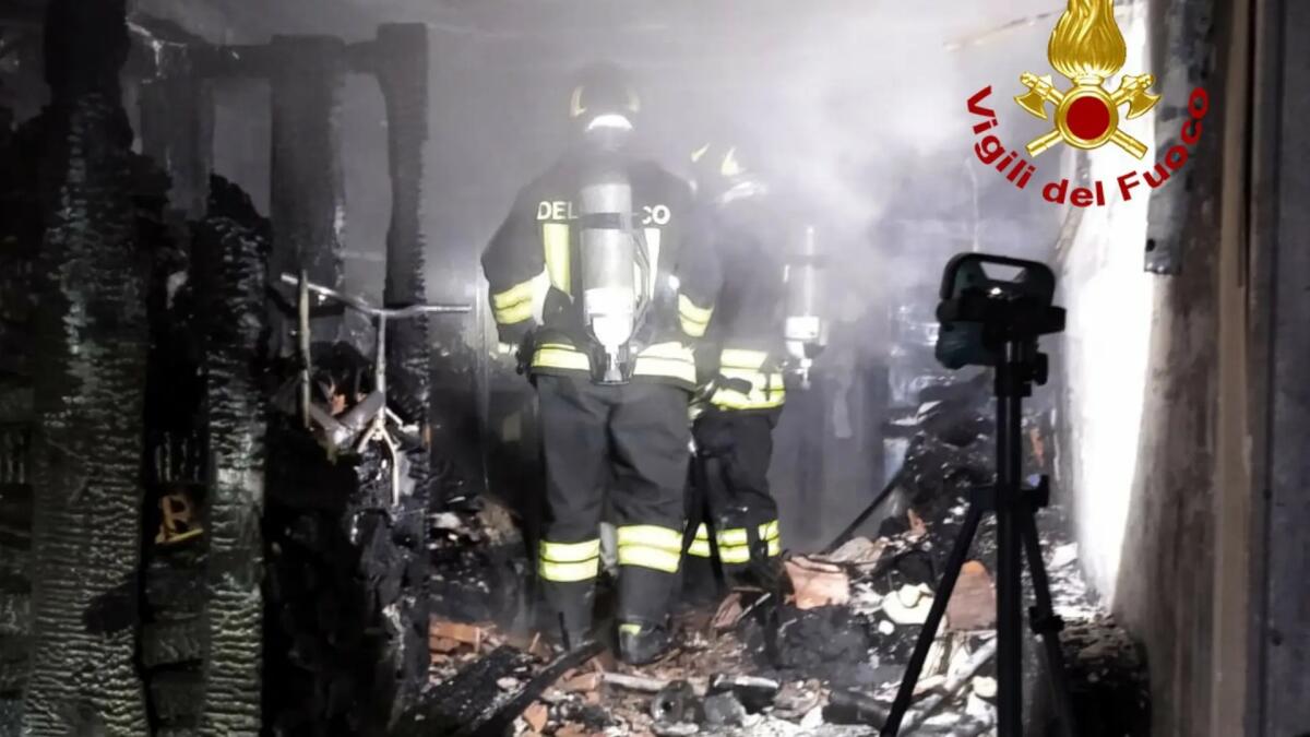 Asciugatrice in fiamme: 4 persone intossicate, palazzina evacuata -