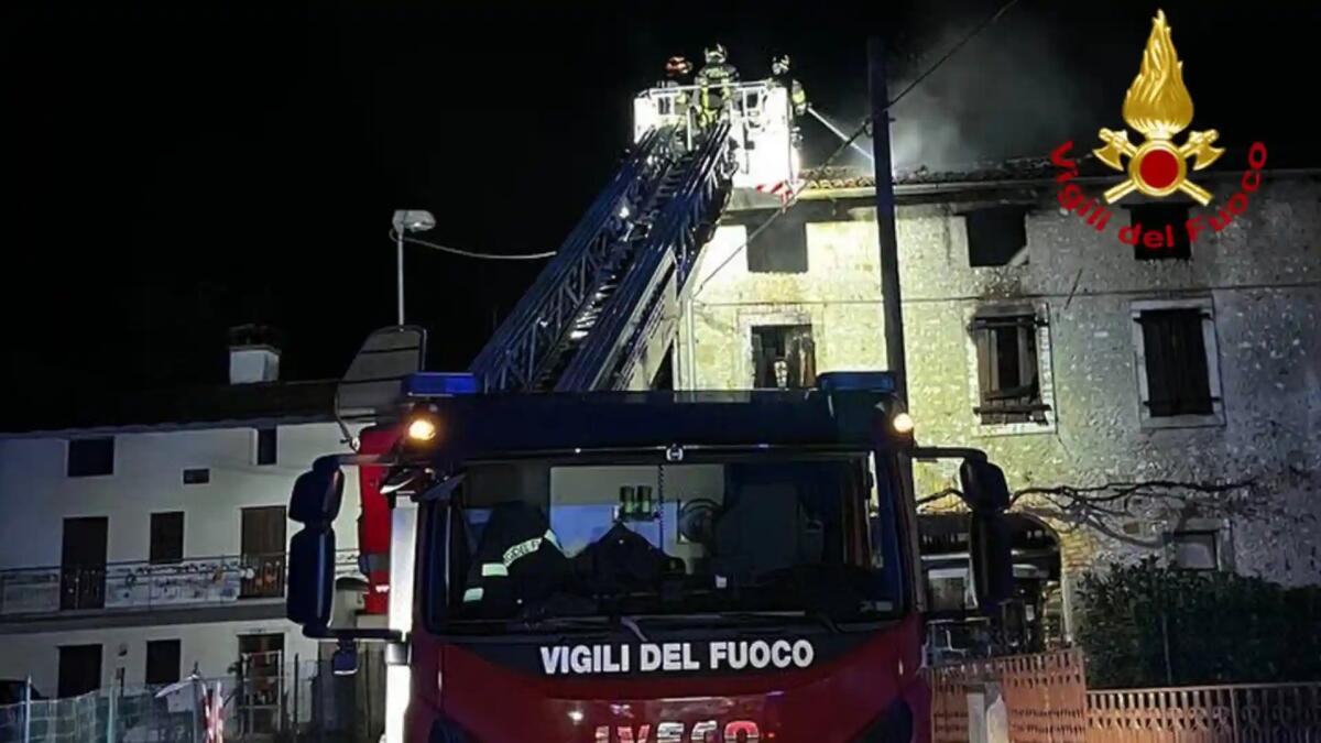 In fiamme una casa a Maniago, nessun ferito: l'edificio era disabitato - 