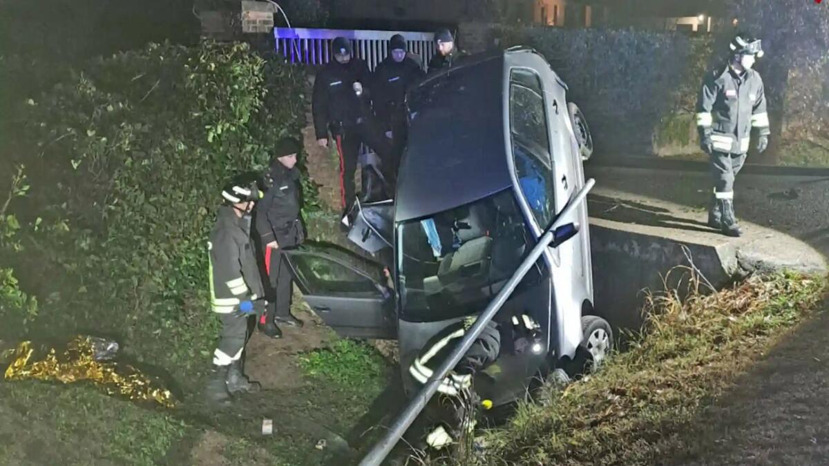 Auto contro un palo, poi il volo nel fossato: due giovani gravissimi - 