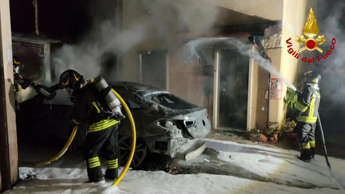 Mercedes GLE ibrida prende fuoco all'improvviso, il rogo intacca la casa - 