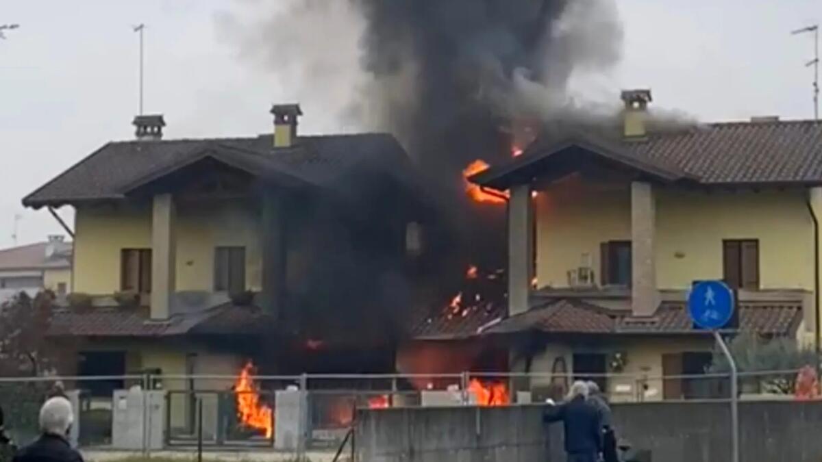 Incendio a Corno di Rosazzo, a fuoco una villetta a schiera: danni ingenti - 