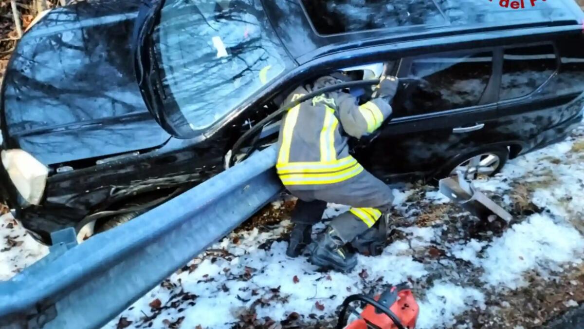 L'auto finisce fuori strada e il guardrail penetra nell'abitacolo: ferita una donna - 