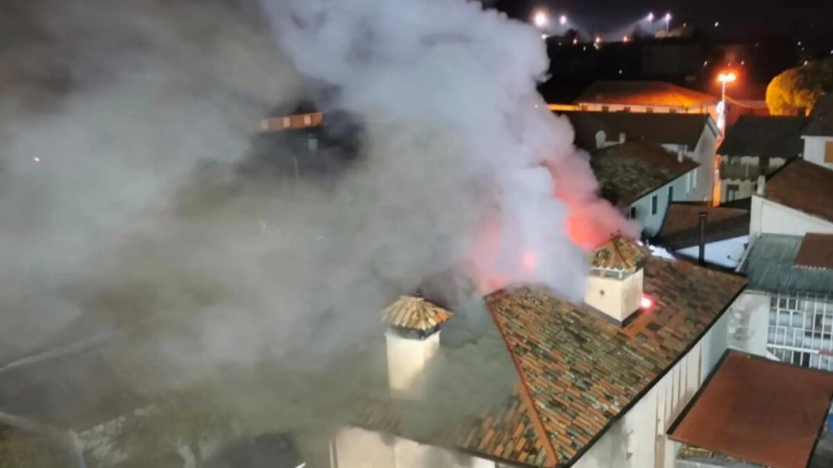 Campoformido. Prende fuoco il tetto della bifamiliare: due famiglie evacuate - 