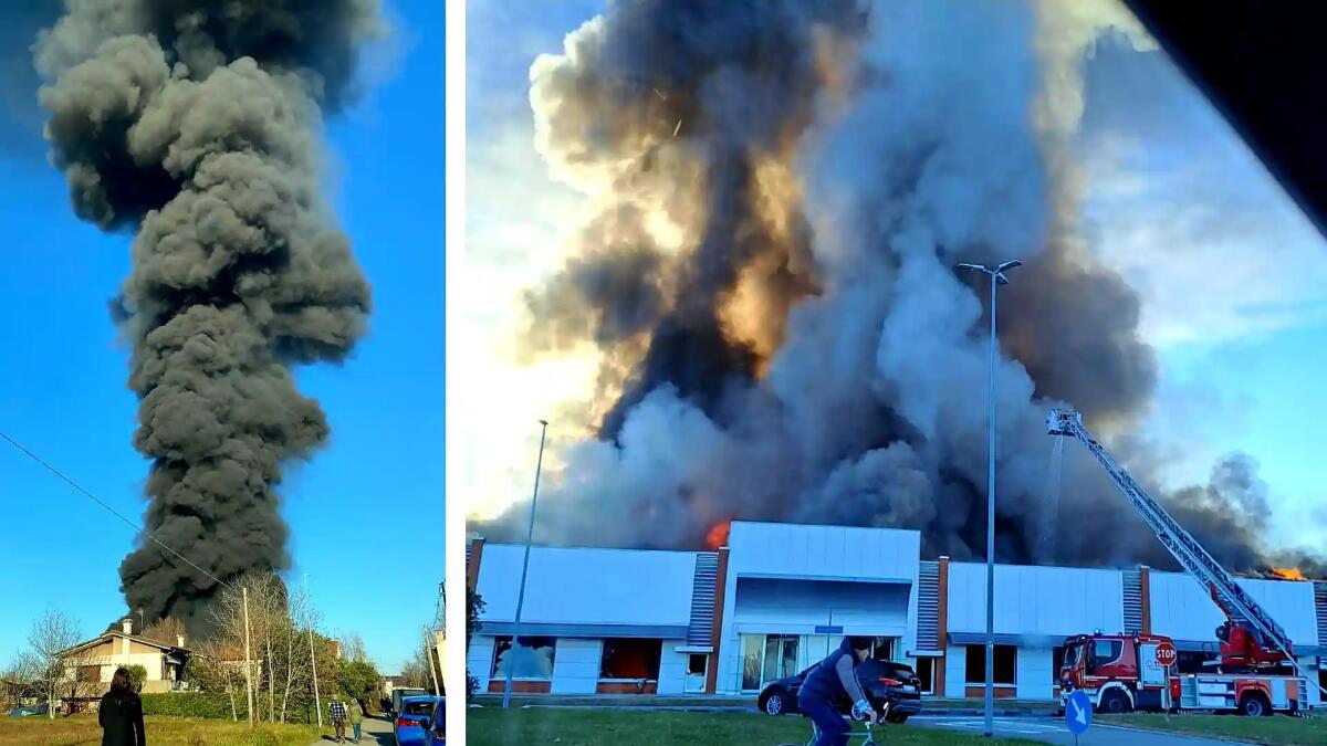 Maxi incendio ad Azzano Decimo, collassati circa 10.000 metri quadrati di tetto - 