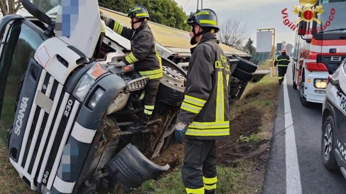 Mezzo pesante esce di strada e si rovescia nel fossato: lievi ferite per il conducente - 