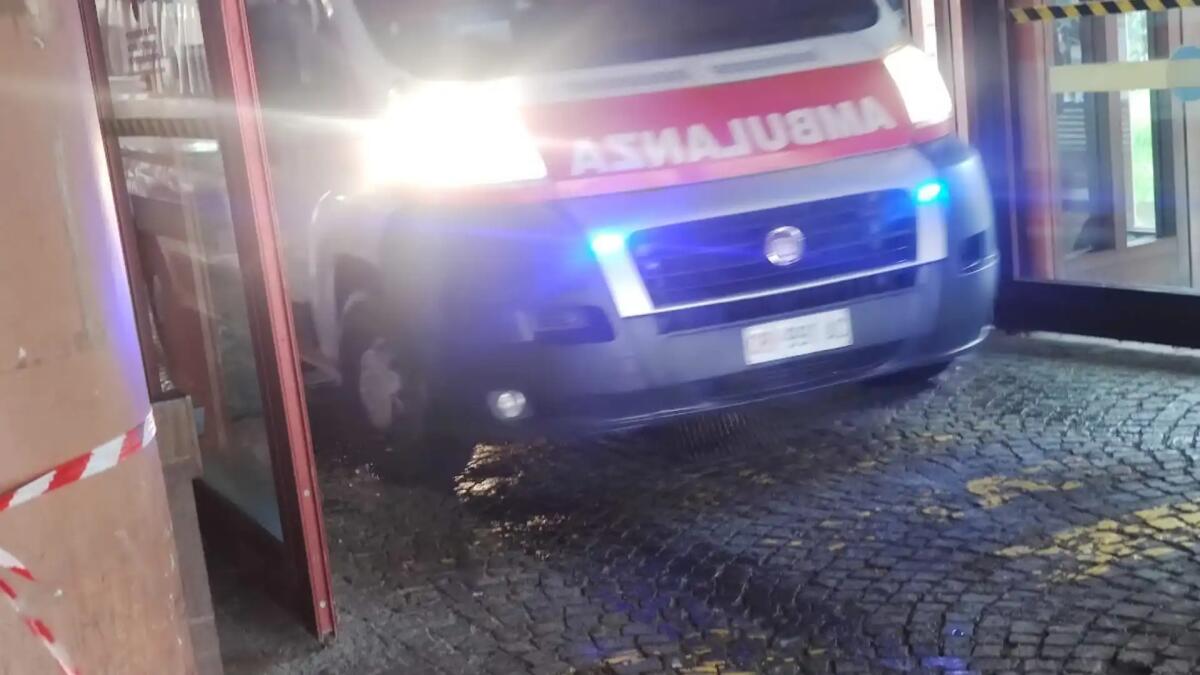 Crolla a terra in Piazza per un improvviso malore, donna rianimata dai passanti: gravissima - 