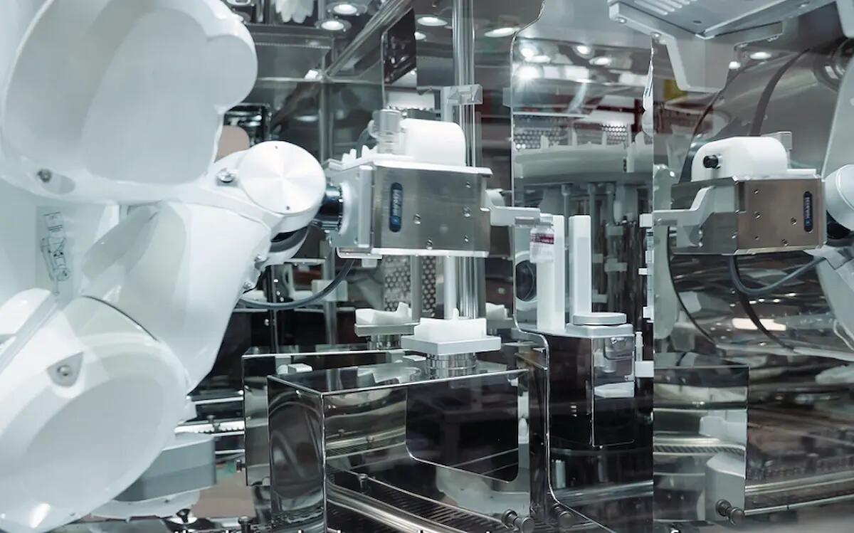 Presentato al Burlo il nuovo braccio robotico Apotecaped per produrre farmaci sterili personalizzati - 