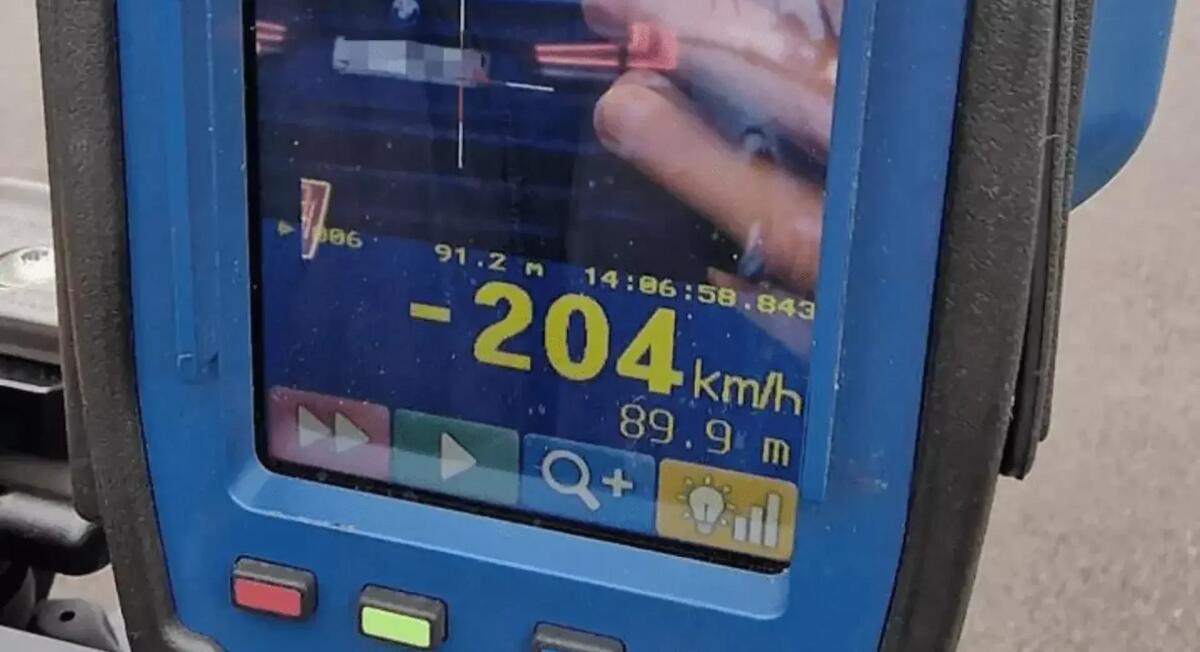 Beccato con la Bmw in A4 a 204 Km/h, la bimba di 4 anni senza seggiolino né cinture - 