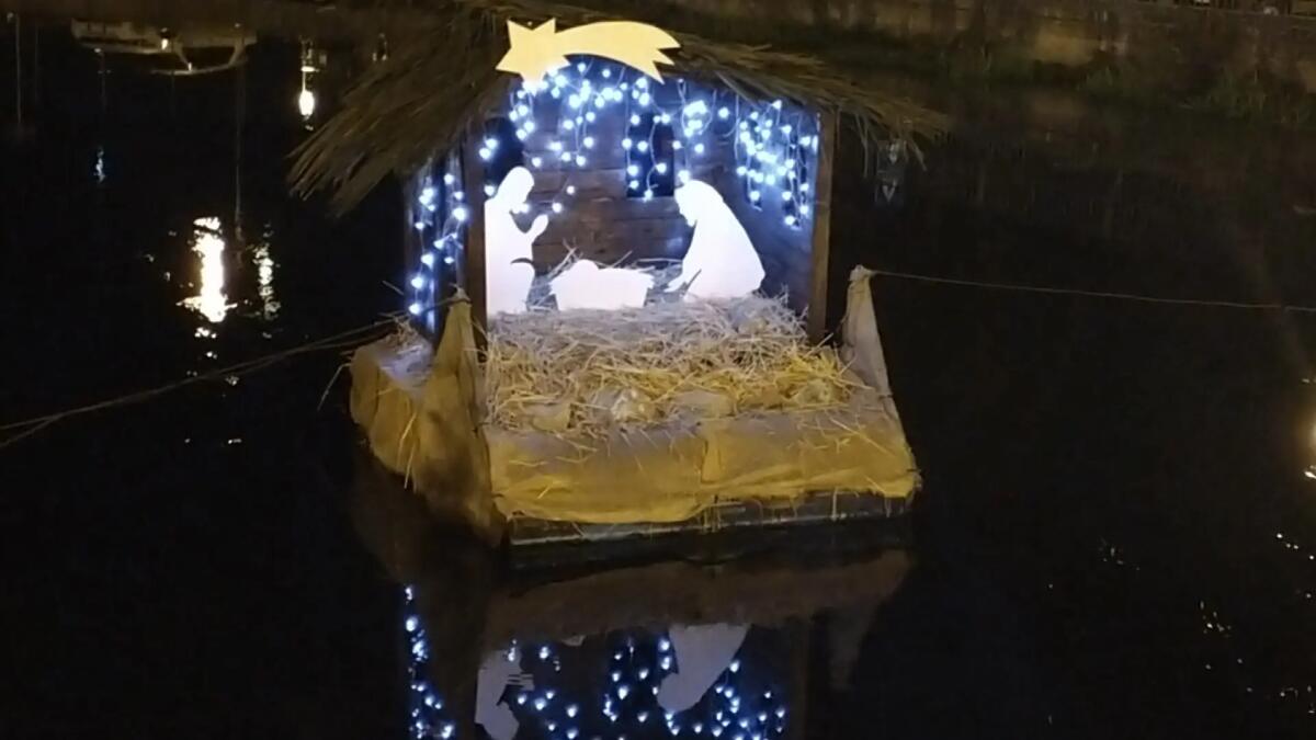Varato il Presepe galleggiante a Fiume Veneto, allestito su una zattera - 