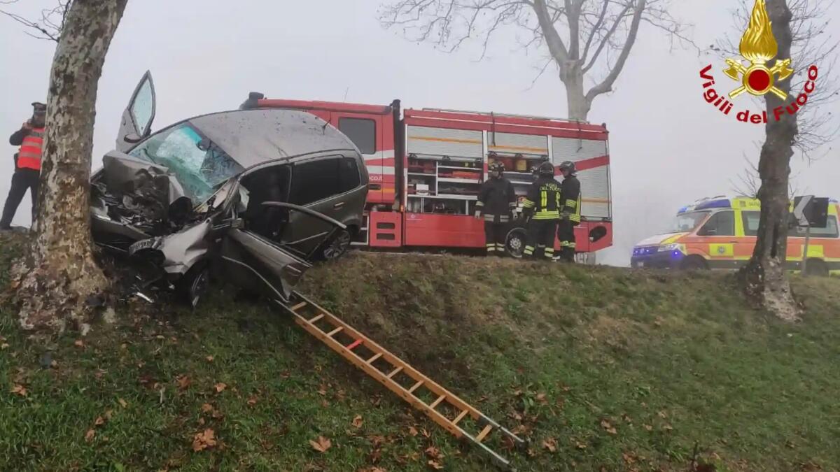 San Dona di Piave. Si schianta con l'auto contro un albero: ferita una donna -