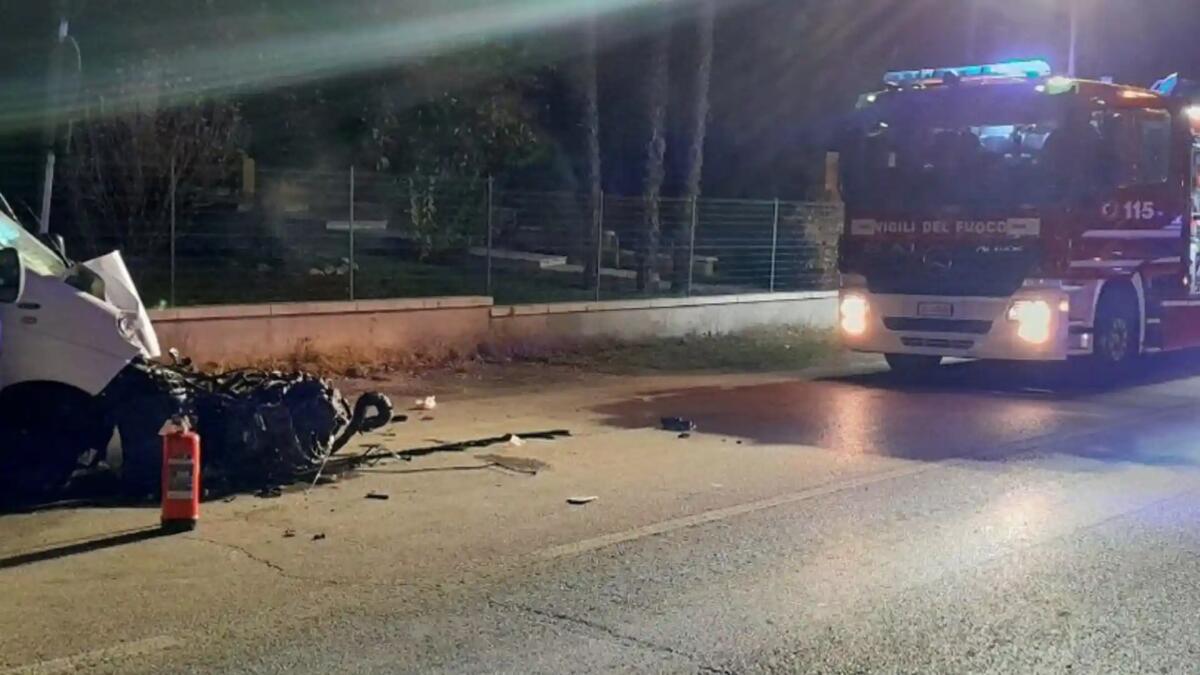 Sbanda con il furgone e finisce contro un palo: grave 40enne - 