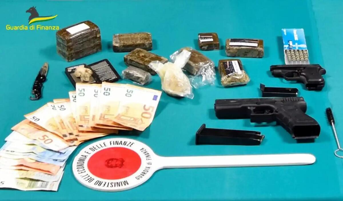Scappa all'alt dei Finanzieri, bloccato: era senza patente, con un kg di droga e 2 pistole. Giovane arrestato - 