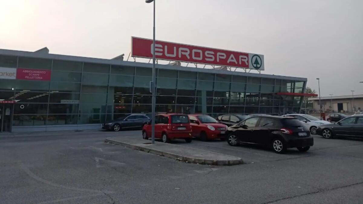 Volto coperto e armati di pistola: rapina shock all'Eurospar - 