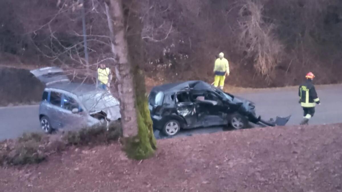 Violento scontro tra due auto a Cassacco: due feriti trasportati all'ospedale - 