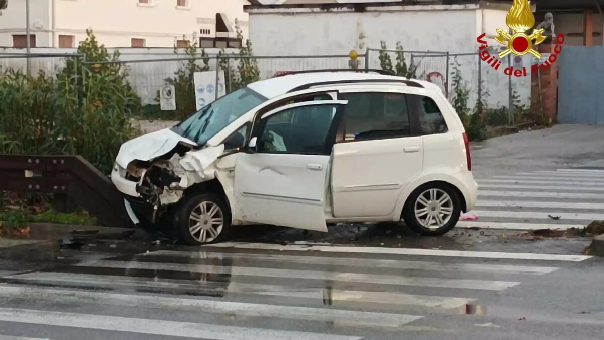 Incidente a Marghera, violento scontro tra due auto: tre feriti - 