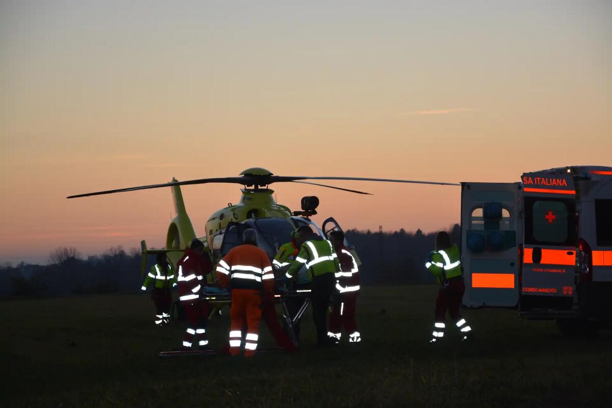 Schiacciato da un trattore mentre lavora: uomo in gravissime condizioni - 