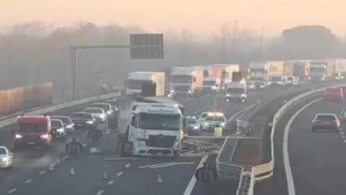 Incidente sul Passante di Mestre, camion perde il carico: disagi in autostrada -