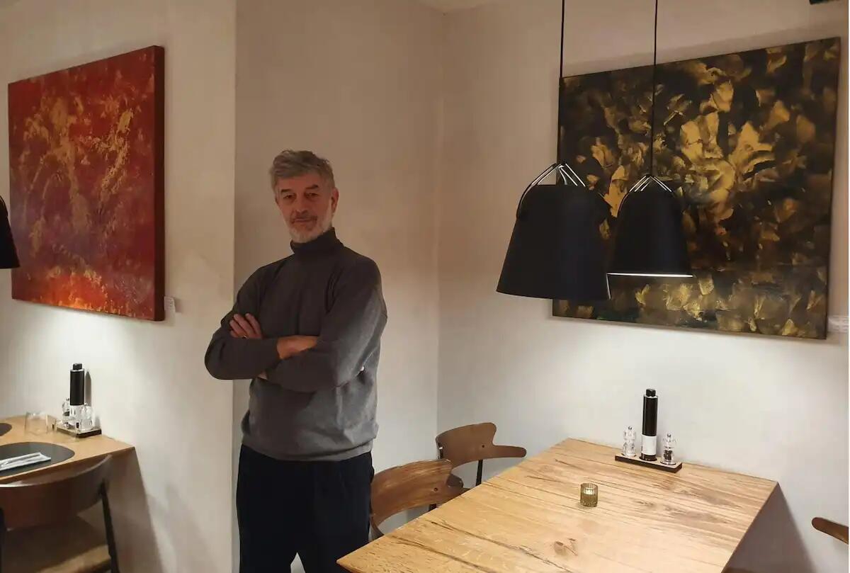 Bolzano, l'arte si siede a tavola, le tele di Valente al ristorante "Nostro Bistro" -