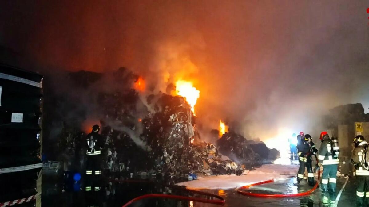Incendio a Portogruaro nell’azienda di trattamento rifiuti Zai, Arpav monitora i fumi del rogo - 