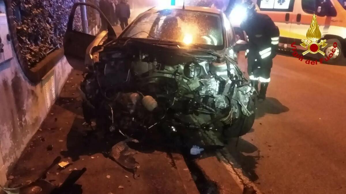 Piombano con l'auto contro il muretto della casa: due feriti - 