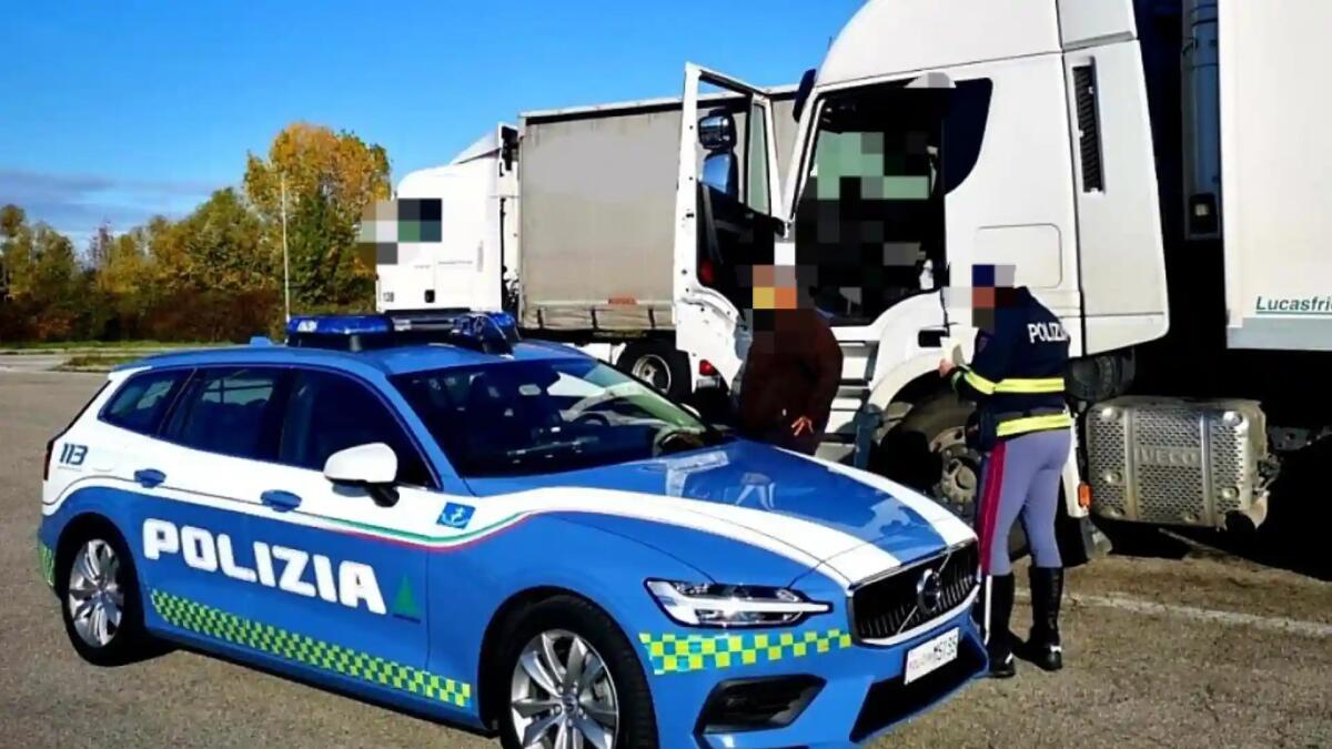 Camion acceso in sosta da ore nell'area di servizio: 71enne trovato morto in cabina - 