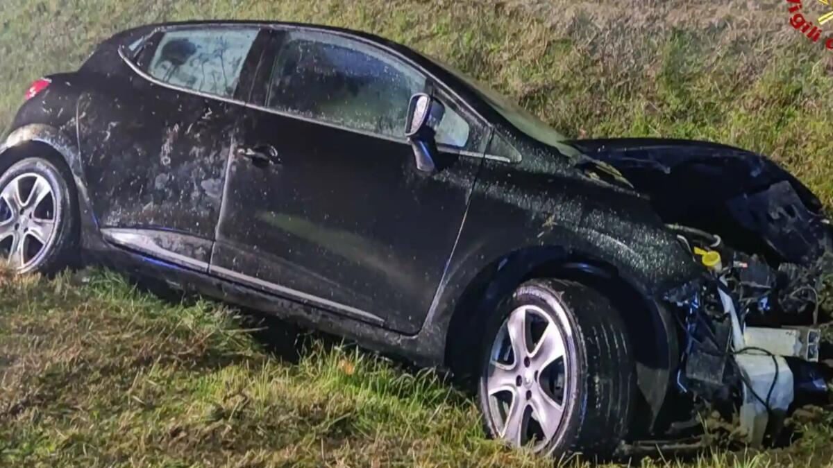 Finisce fuori strada con l'auto in un campo: deceduto 24enne - 