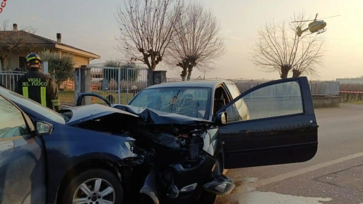 Pauroso scontro frontale tra due auto: un ferito grave - 