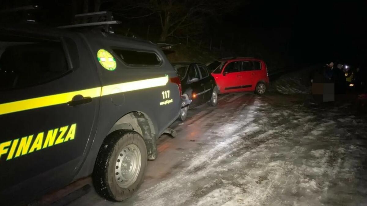 Seguono Google Maps, ma i cartelli che indicano che la strada è chiusa: bloccati sul ghiaccio - 