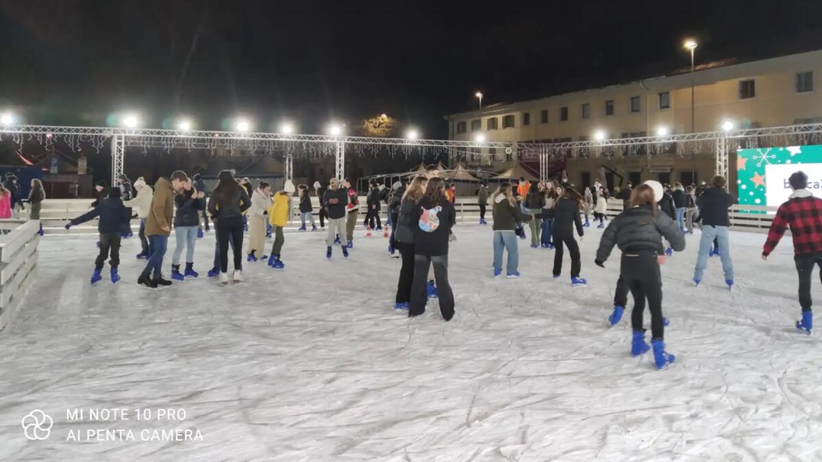 Cade sulla pista di pattinaggio e si ferisce tre dita: soccorso un giovane -