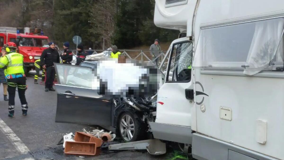 Scontro tra auto e camper: morta una donna, 5 feriti tra cui 2 bambini - 