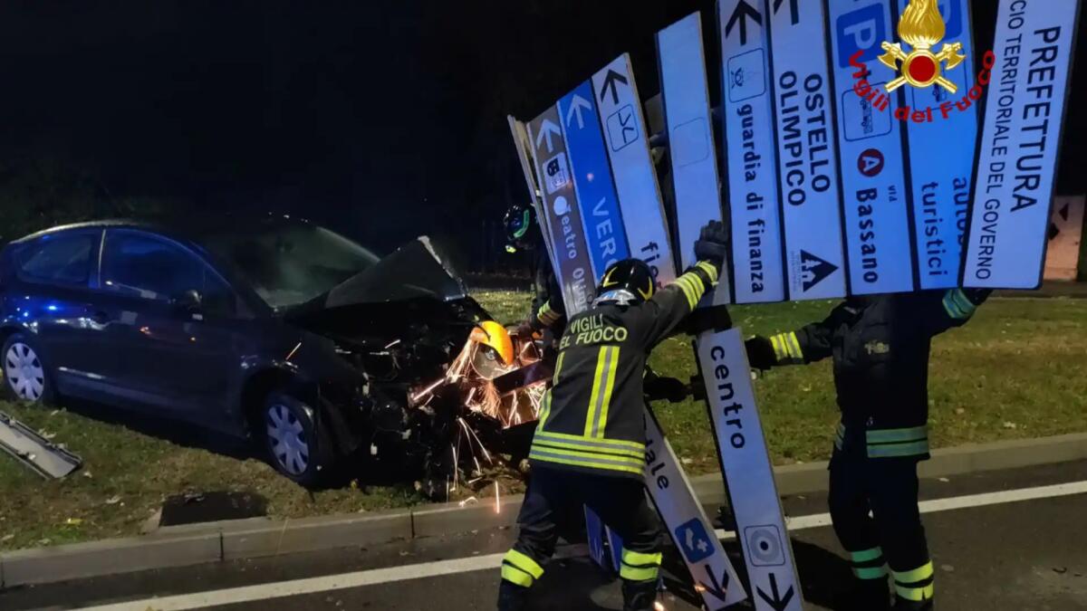 Percorre con l'auto il Viale in contromano, si schianta e fugge a piedi - 