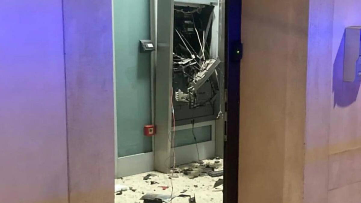 Fanno saltare il bancomat con l'esplosivo e scappano con il bottino -