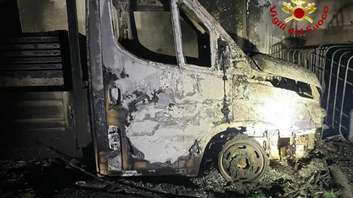 Incendio in un magazzino edile, bruciati anche due furgoni e un camion - 