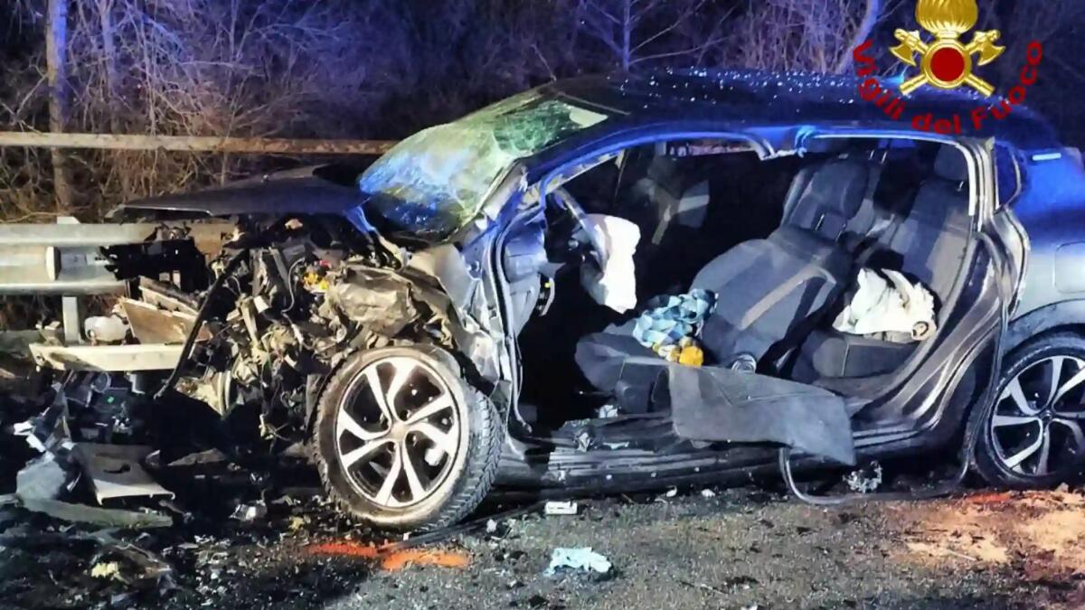 Violento scontro tra due auto: cinque persone ferite, una è gravissima - 