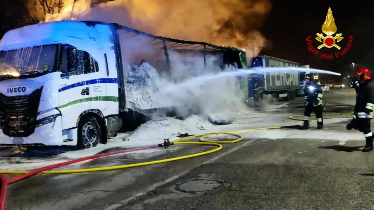 Vicenza, in fiamme il carico di un autoarticolato - 