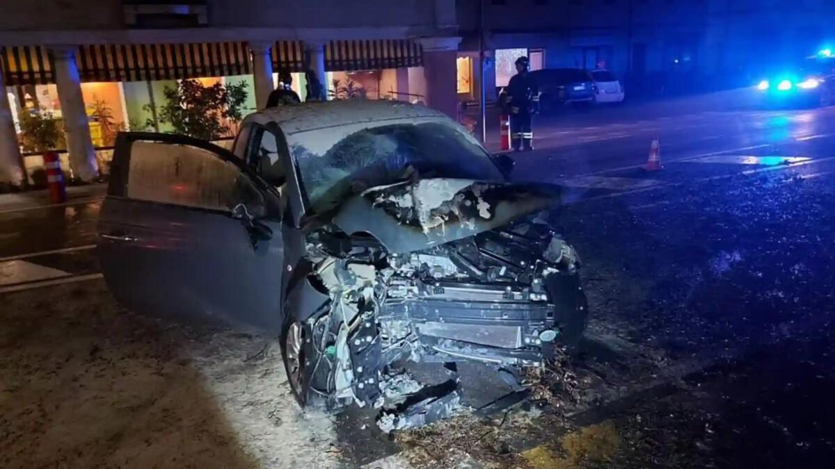 Schianto con la Fiat 500, poi l'auto si incendia: feriti due giovani - 